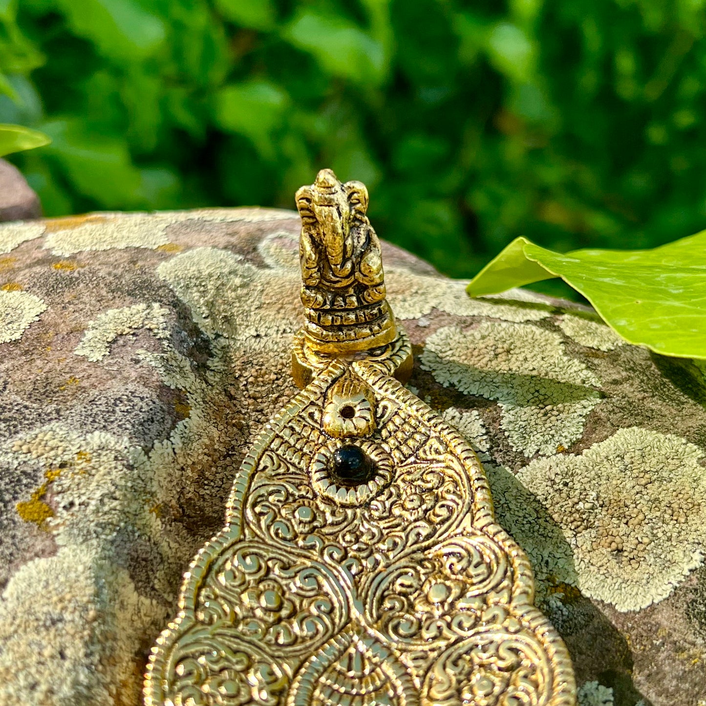 Räucherstäbchenhalter Goldenes Blatt „Ganesha“
